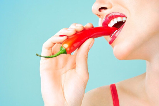 Tại sao con người là động vật có vú duy nhất ăn được ớt cay?