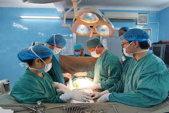 Bị bác sĩ ở Singapore “chê”, bệnh nhân về Việt Nam được mổ thành công