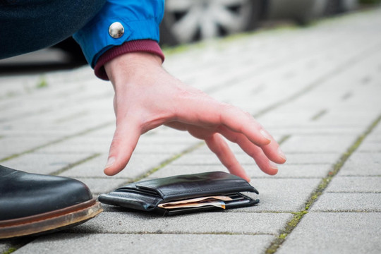 Nghịch lý: Vì sao rơi ví có tiền dễ được trả lại hơn là ví không có tiền?