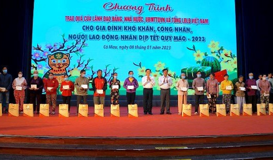 Phó thủ tướng Lê Minh Khái chúc Tết, tặng quà tại Cà Mau