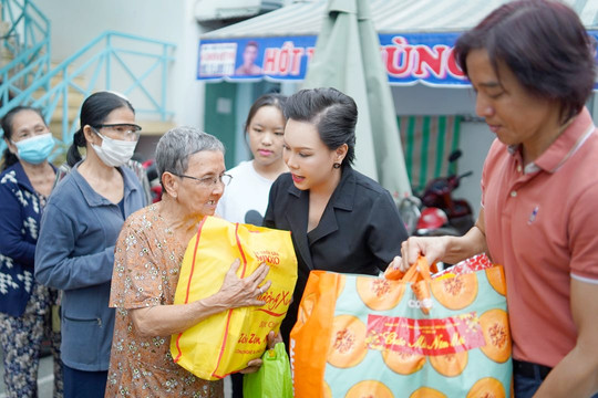 Việt Hương tiếp tục di nguyện của mẹ, sẻ chia với người nghèo vào dịp Tết đoàn viên