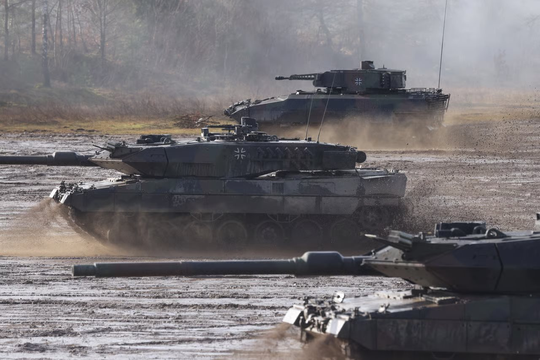 Pháp và Ba Lan hối Đức gửi xe tăng hạng nặng cho Ukraine