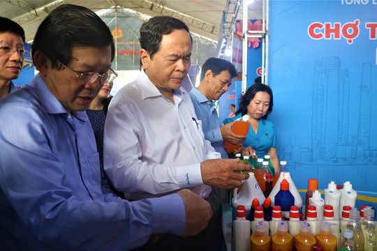 Ông Trần Thanh Mẫn thăm, tặng quà tết cho gia đình chính sách ở Sóc Trăng