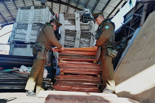 Trộm cướp 12 container chứa đồng của tập đoàn nhà nước Chilê