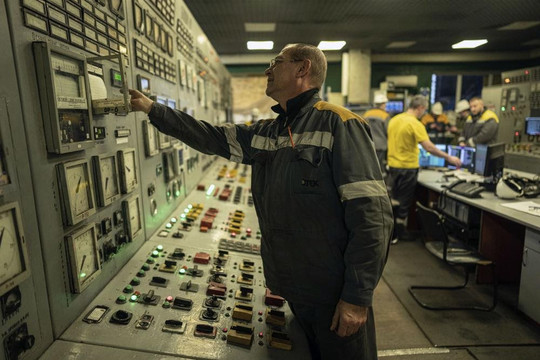 Công nhân Ukraine xây lá chắn để bảo vệ các nhà máy điện