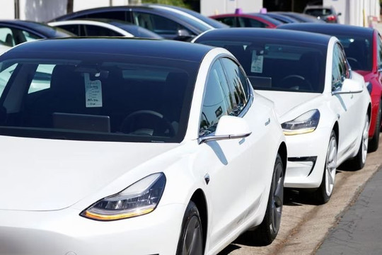 Tesla giảm giá ô tô điện toàn cầu gây áp lực cho đối thủ, nhiều người vừa mua xe bất bình