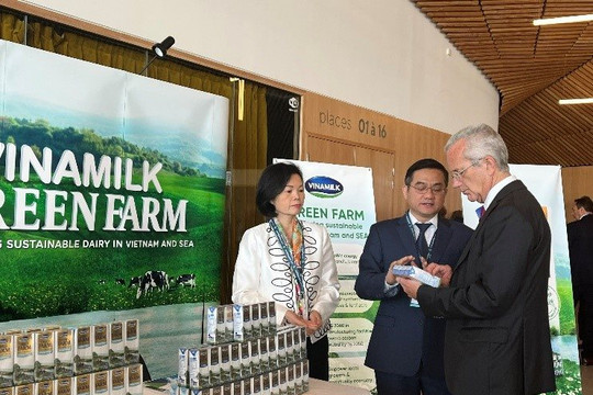 Lần đầu tiên tổ chức Clean Label Project trao chứng nhận cho 2 sản phẩm sữa tươi của Việt Nam