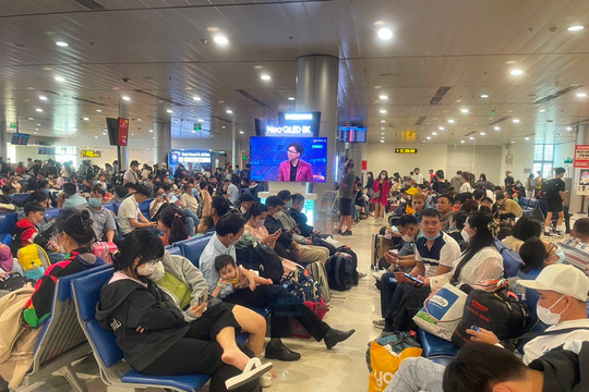 Sân bay Tân Sơn Nhất đông nghẹt người về quê