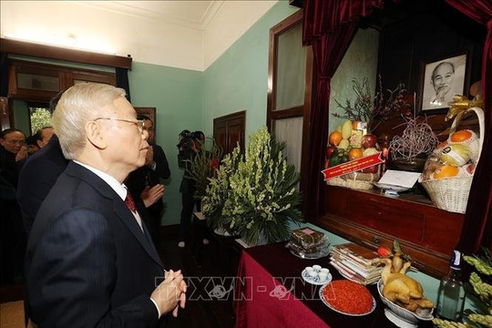 Tổng bí thư dâng hương tưởng niệm Chủ tịch Hồ Chí Minh tại Nhà 67