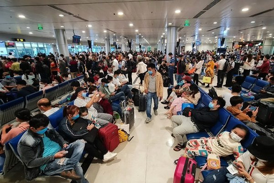 Mùng 3 Tết, lượng khách đến sân bay Tân Sơn Nhất tăng kỷ lục