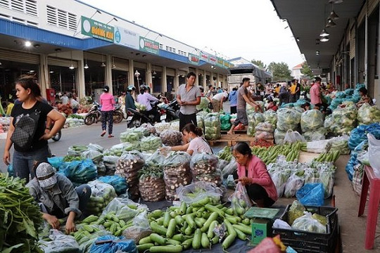 TP.HCM: Hàng rau củ quả lại đổ về các chợ đầu mối sau kỳ nghỉ tết