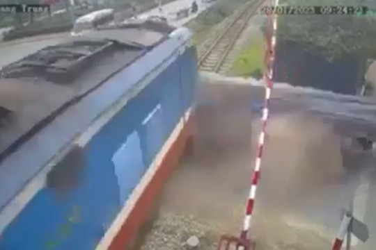 Kinh hoàng clip tàu hỏa va chạm xe đầu kéo chở sắt ở Hà Nội