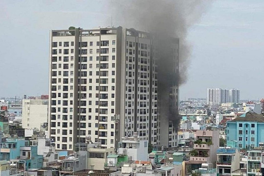 TP.HCM: Hoảng loạn chạy khỏi chung cư Saigon Asiana vì cháy