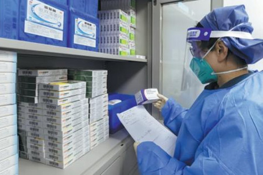 Trung Quốc cấp phép sử dụng có điều kiện 2 loại thuốc nội địa điều trị COVID-19