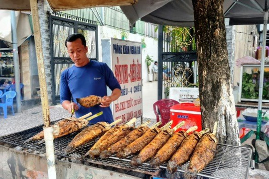 An Giang: Nhiều tiệm bán cá lóc nướng 'ngóng' khách ngày vía Thần tài 