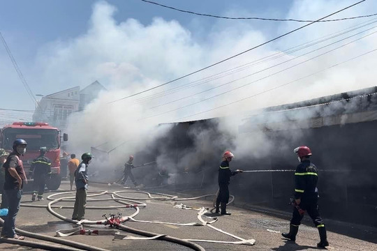 Đồng Nai: Trưa mùng 10, cháy 8 ki ốt ở khu chợ Long Khánh 
