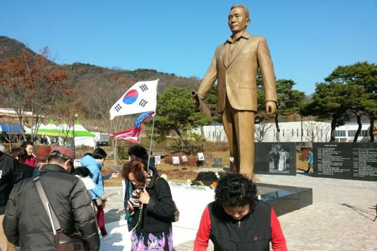 Hàn Quốc: Dân chỉ trích thành phố 'nợ như chúa chổm' vẫn xây thêm tượng đài cố tổng thống