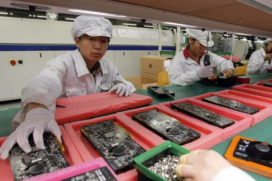 ‘Công nhân nhà máy iPhone lớn nhất thế giới bị giảm lương vì uống nước quá lâu’