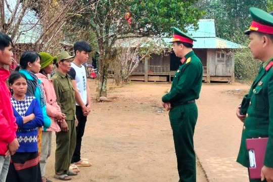 Quảng Nam: Lực lượng quân sự Tây Giang tiếp tục đến động viên, chia sẻ với 5 hộ dân bị cháy nhà