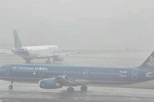 Sương mù dày đặc, các hãng bay phải chọn thêm sân bay dự bị 
