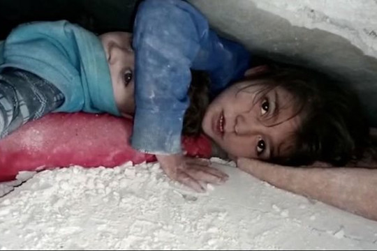 Động đất ở Syria: Chị che chắn cho em một ngày rưỡi để chờ cứu hộ