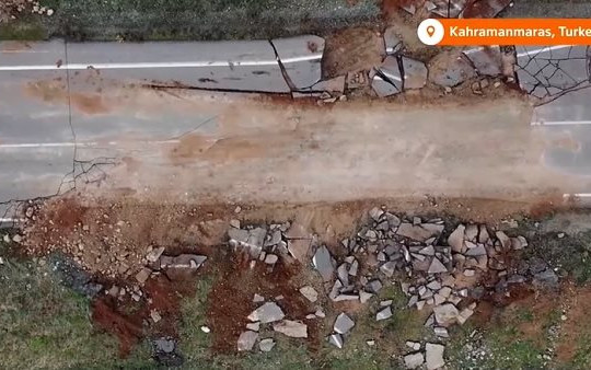 Xuất hiện nhiều vết nứt sau động đất tại Thổ Nhĩ Kỳ