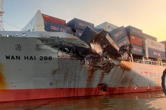 Hai tàu chở gần 2.000 container đâm trên sông Lòng Tàu, hư hỏng nặng