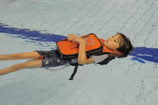 Nhật Bản: Ba lô học sinh biến thành áo phao bảo vệ trẻ em khi gặp sự cố dưới nước
