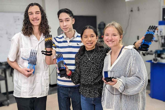 Học sinh trung học Mỹ tạo bàn tay giả bằng kỹ thuật in 3D