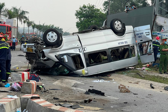 Quảng Nam: Xe khách và xe đầu kéo tông nhau, 8 người tử vong