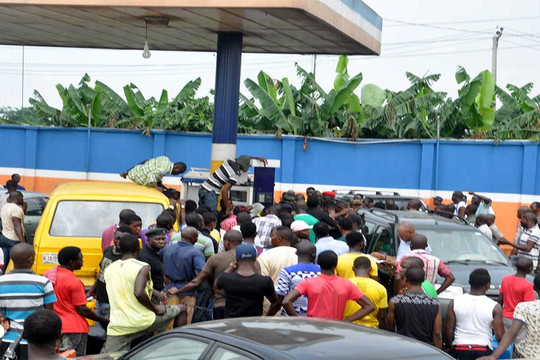 Nigeria ‘giàu’ dầu thô nhưng vẫn phải nhập khẩu xăng và dầu diesel