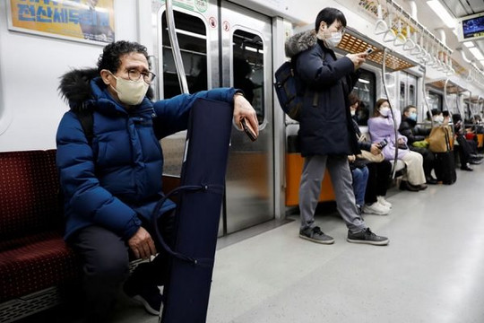 Miễn phí vé đi tàu điện ngầm cho người già là vấn đề chính trị nhức nhối tại Hàn Quốc