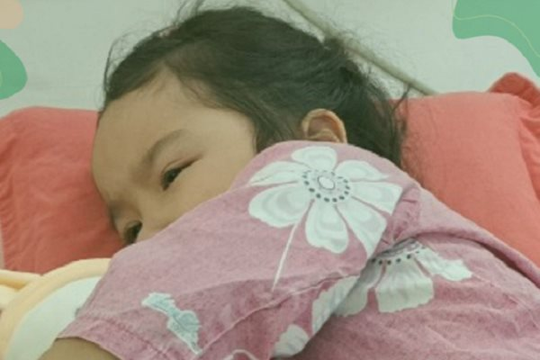 Đang du lịch cùng gia đình, bé gái 4 tuổi bị viêm cơ tim cấp suýt chết