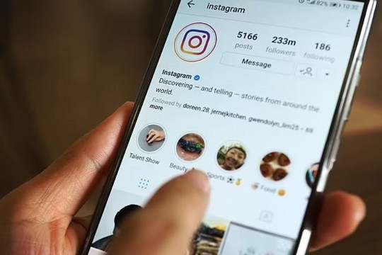 Người dùng Instagram than trời vì bot khiêu dâm đáng sợ bấm thích Story