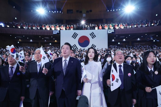 Tổng thống Hàn Quốc kêu gọi Nhật Bản cùng đối phó các thách thức kinh tế, an ninh