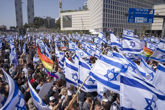 Vợ thủ tướng Israel bị hàng trăm người biểu tình bao vây khi đi làm tóc