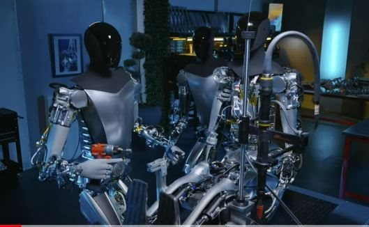 Elon Musk: Robot hình người tích hợp AI có thể sẽ nhiều hơn con người