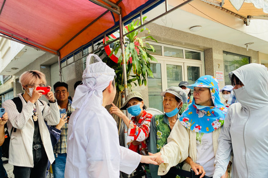 Video: Khán giả vượt đường xa đến đám tang tiễn biệt nghệ sĩ Vũ Linh