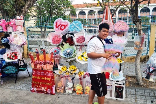 Những bó hoa tiền triệu ở An Giang chờ khách ngày 8.3
