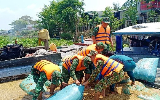 Bộ đội Biên phòng An Giang cứu ghe chở 129 tấn lúa bị chìm 