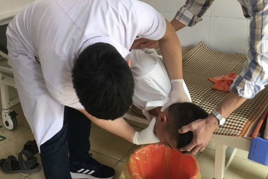 Hà Tĩnh: 11 học sinh lớp 6 bị ngộ độc do ăn hạt ngô đồng