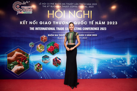 Hoa hậu H'Hen Niê tôn vinh vải thổ cẩm, quảng bá cà phê Việt Nam