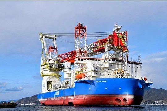 Tàu khổng lồ xây trang trại điện gió ngoài khơi Nhật Bản