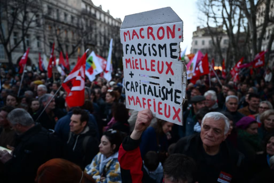 Tổng thống Pháp ‘trả giá đắt’ vì cải cách lương hưu