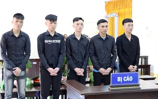 Kiên Giang: Chém người suýt mất mạng, 5 bị cáo lĩnh 73 năm tù