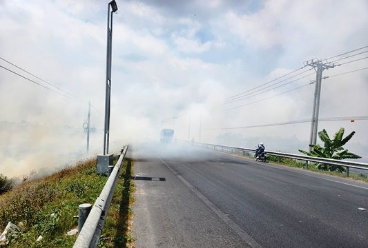 Tiềm ẩn nguy cơ tai nạn giao thông do khói đốt đồng