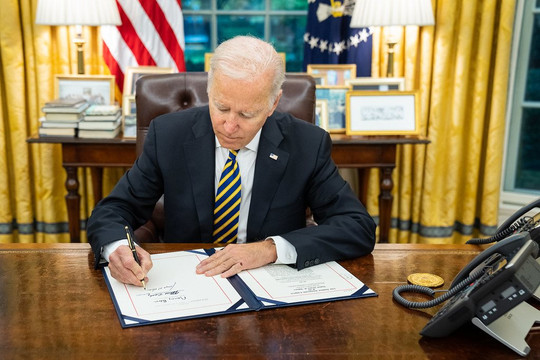 Tổng thống Joe Biden ký đạo luật giải mật thông tin nguồn gốc COVID-19
