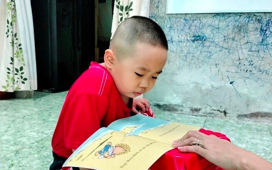 Bé trai hơn 3 tuổi ở Cà Mau đã biết tính nhẩm, đọc tiếng Anh