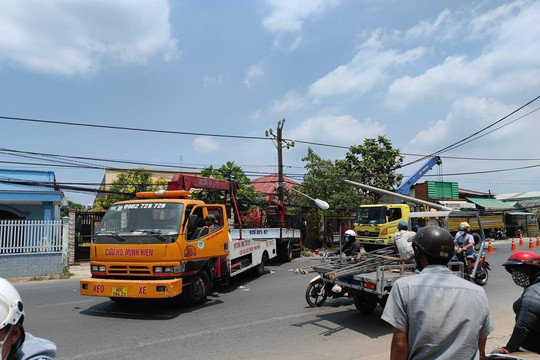 Đồng Nai: Xe tải tông gãy trụ điện, 1 người tử vong, gần 6.500 hộ dân mất điện