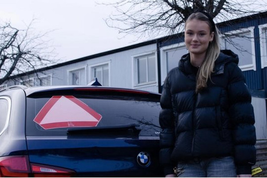 Thiếu niên Thụy Điển lái xe sang không cần bằng lái
